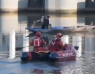 【視頻】三名男孩登船玩耍不料漂至湖心 消防員緊急救援